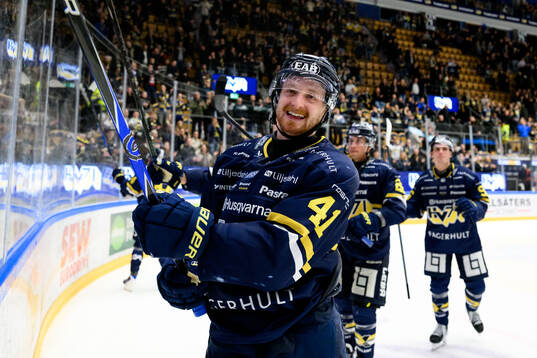 HV71s Riley Woods jublar