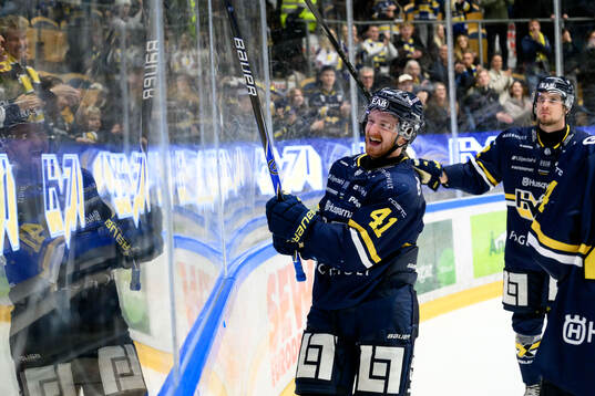 HV71s Riley Woods jublar