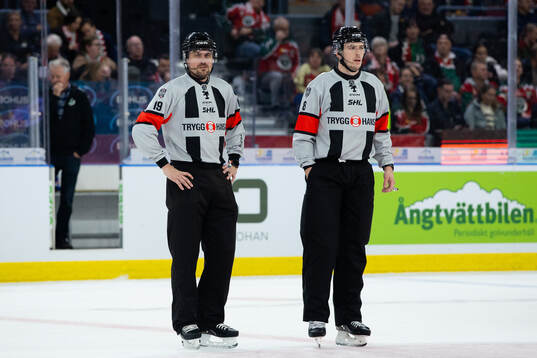 Domare David Laksola och domare Oscar Niklasson