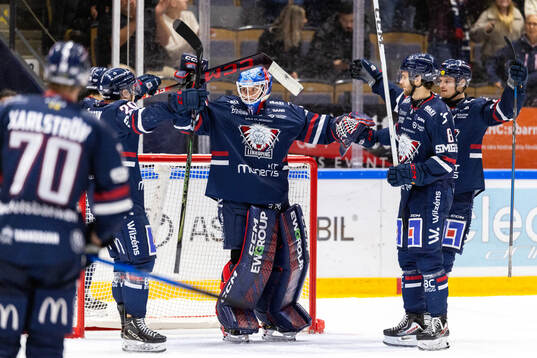 Linköpings målvakt Jesper Myrenberg jublar med lagkamrater