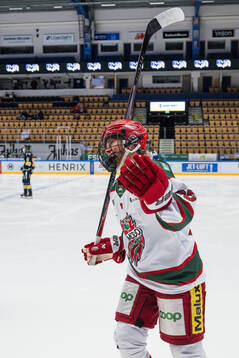 Modos Maja Grundström jublar