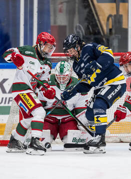 Modos Ebba Berglund och målvakt Lovisa Persson och HV71s