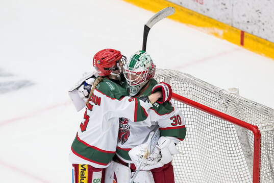 Modos Linnéa Andersson och målvakt Lovisa Persson jublar