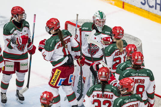 Modos målvakt Lovisa Persson jublar och Ebba Hedqvist