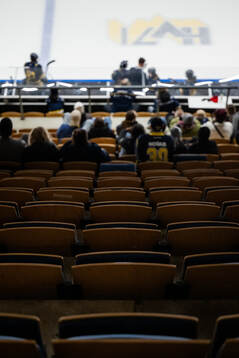 Tomma stolar på läktaren