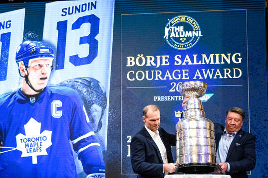Nicklas Lidström and Jari Kurri with the Stanley Cup
