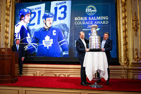 Nicklas Lidström and Jari Kurri with the Stanley Cup