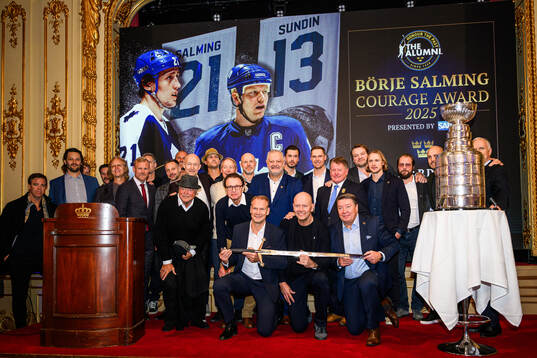 Nicklas Lidström and Jari Kurri next to Mats Sundin