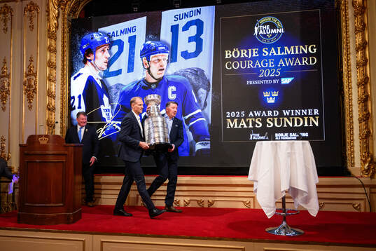 Nicklas Lidström and Jari Kurri with the Stanley Cup