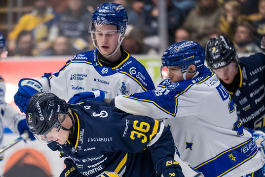 HV71s Martin Johnsen och Leksands Joonas Lyytinen
