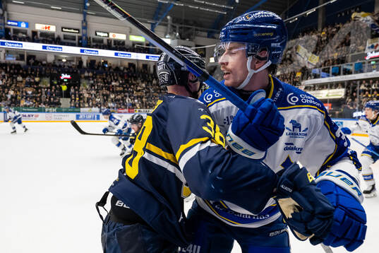 HV71s Olle Alsing och Leksands Peter Cehlarik