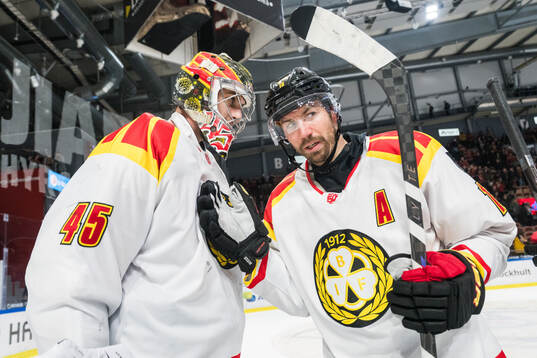 Brynäs målvakt Damian Clara och Anton Rödin jublar