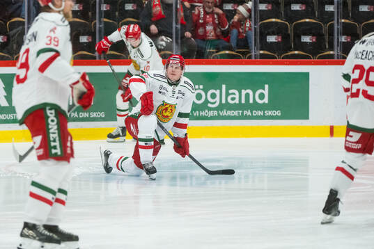 Moras Filip Björkman innan ishockeymatchen i