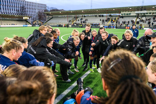 Rosengårds fotbollschef Caroline Seger jublar med spelarna