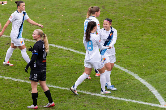 Djurgårdens Lucia Duras och Urara Watanabe jublar