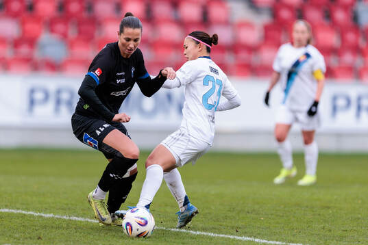 Växjö DFFs Nellie Karlsson och Djurgårdens Urara Watanabe