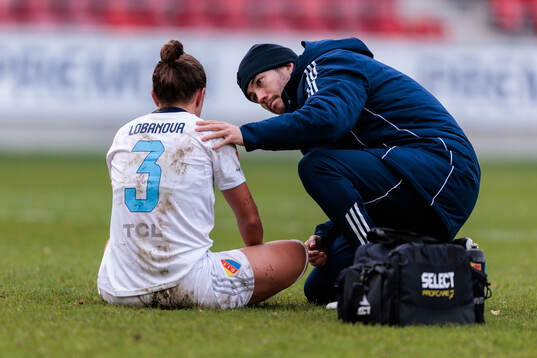 Djurgårdens Alexsandra Lobanova får vård av medicinsk