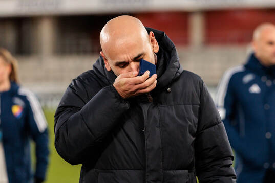 Djurgårdens tränare Marcelo Fernandez kysser medaljen