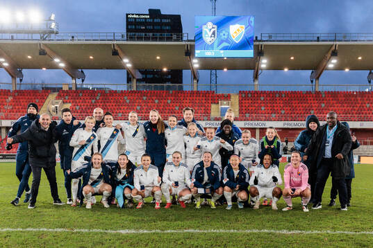 Djurgårdens spelare och ledare jublar med medaljer