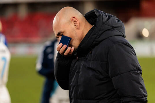 Djurgårdens tränare Marcelo Fernandez kysser medaljen