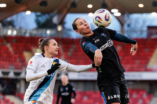 Djurgårdens Selma Larsen Svendsen och Växjö DFFs Nellie