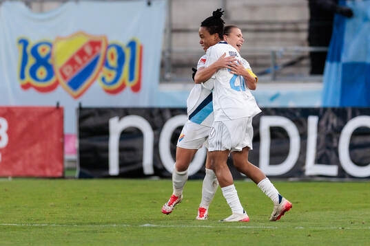 Djurgårdens Alexsandra Lobanova och Goodness Osigwe jublar