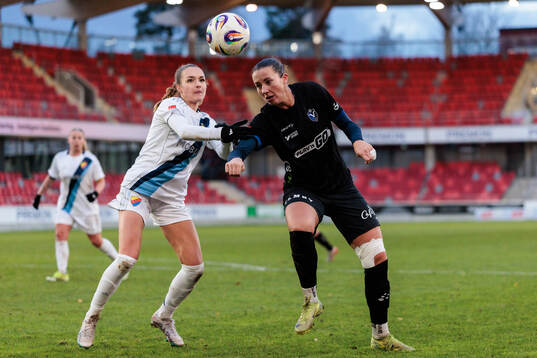 Djurgårdens Selma Larsen Svendsen och Växjö DFFs Nellie