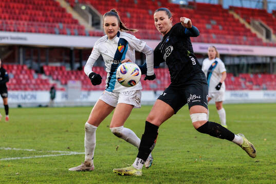 Djurgårdens Selma Larsen Svendsen och Växjö DFFs Nellie