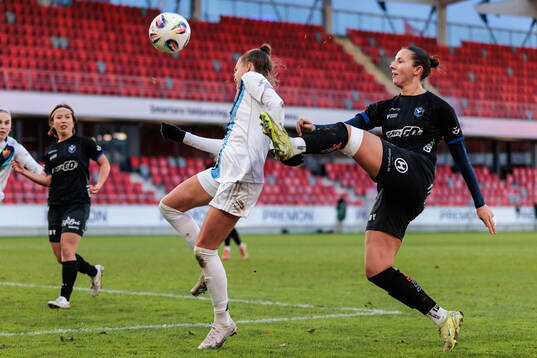 Djurgårdens Selma Larsen Svendsen och Växjö DFFs Nellie