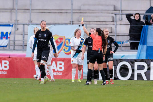 Växjö DFFs Nellie Karlsson tilldelas gult kort av Domare