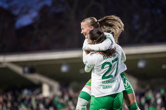 Hammarbys Stella Maiquez jublar med Fanny Peterson