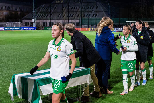 Hammarbys Vilma Emilia Koivisto och Fanny Peterson tar emot