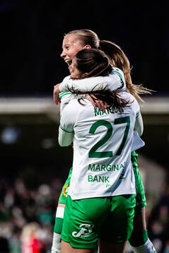 Hammarbys Stella Maiquez jublar med Fanny Peterson