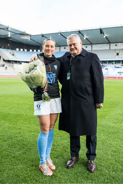 Malmö FFs Petronella Winblad tackas av ordförande Anders