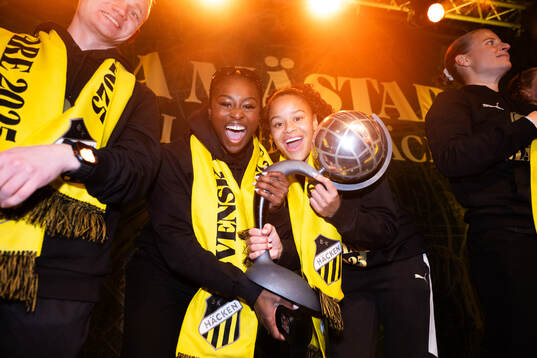 Monica Jusu Bah och Felicia Schröder jublar med