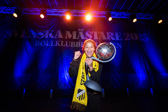 Felicia Schröder jublar med Kronprinsessan Victorias pokal