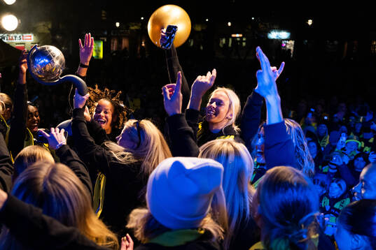 Monica Jusu Bah, Felicia Schröder och Lisa Löwing jublar