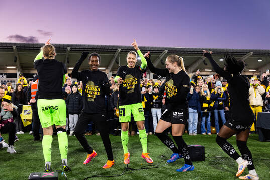 Häckens målvakt Fanney Birkisdottir, Faith Chinzimu,