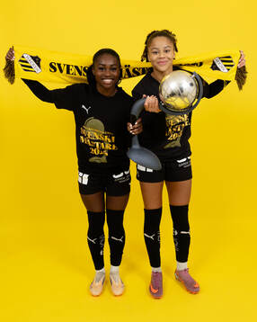 Häckens Monica Jusu Bah och Felicia Schröder jublar med