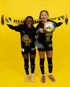 Häckens Monica Jusu Bah och Felicia Schröder jublar med