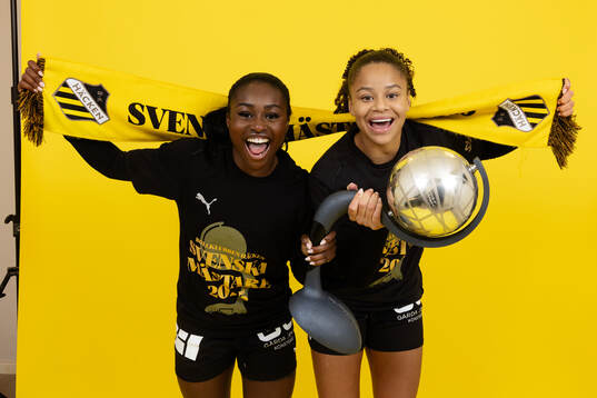 Häckens Monica Jusu Bah och Felicia Schröder jublar med