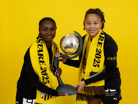 Häckens Monica Jusu Bah och Felicia Schröder jublar med