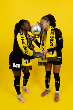 Häckens Monica Jusu Bah och Felicia Schröder jublar med