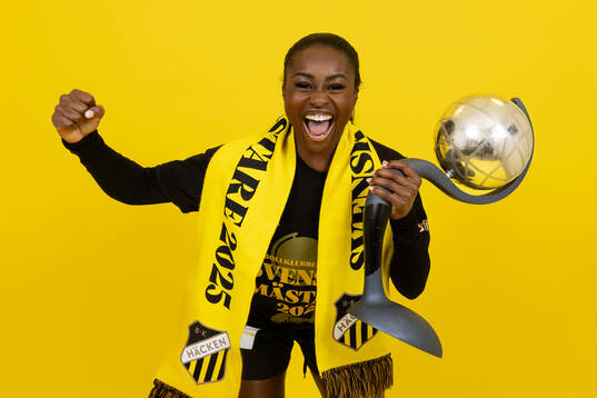 Häckens Monica Jusu Bah jublar med Kronprinsessan