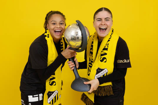 Häckens Felicia Schröder och Hanna Wijk jublar med