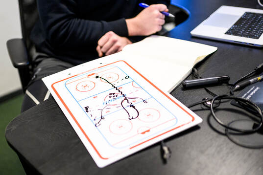 Assisterande tränare Max Bohlins taktiktavla