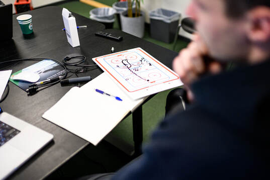 Assisterande tränare Max Bohlins taktiktavla