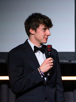 Sirius Finlay Neat tar emot priset för årets