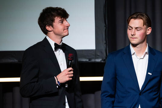 Sirius Finlay Neat tar emot priset för årets