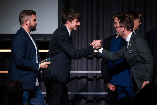 Sirius Finlay Neat tar emot pris för årets